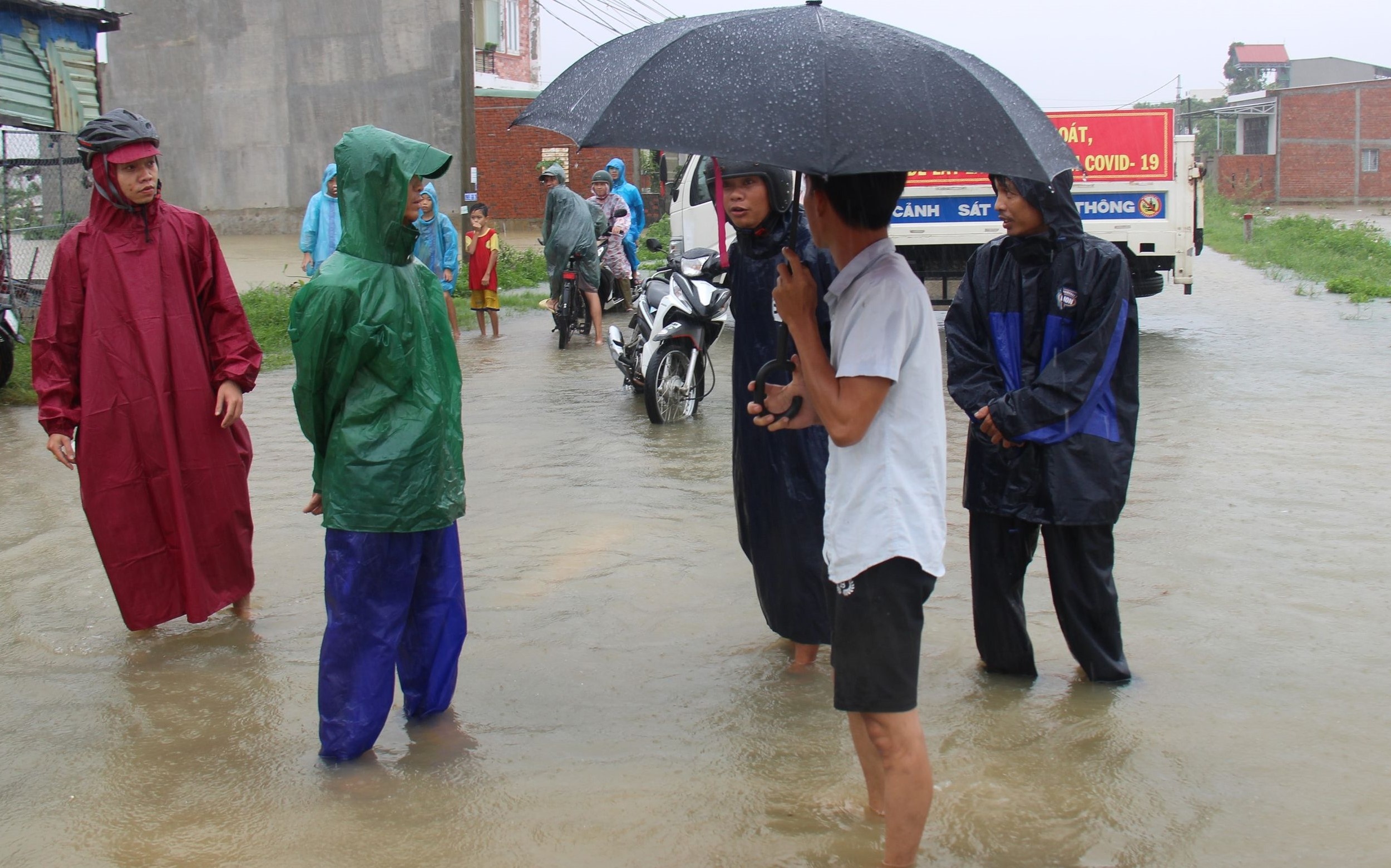 Hai vo chong di dam cuoi bi nuoc lu cuon hinh anh