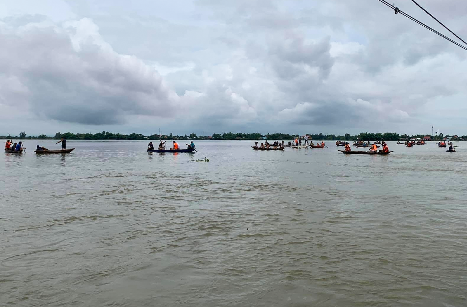 hai hoc sinh bi lu cuon anh 1