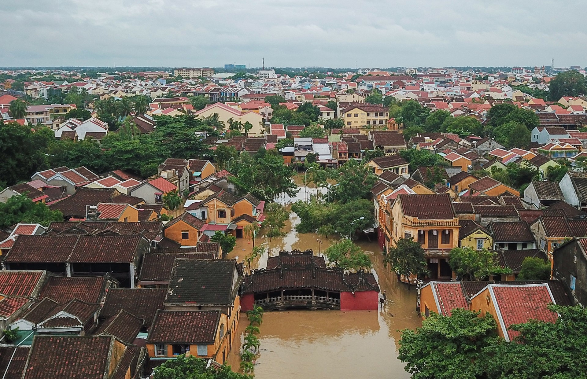 Hoi An tiep tuc cho hoc sinh nghi vi nuoc lu rut cham hinh anh
