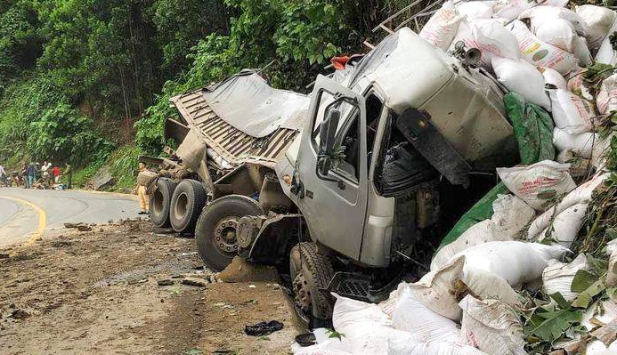 Tai xe tu vong trong cabin xe tai hinh anh