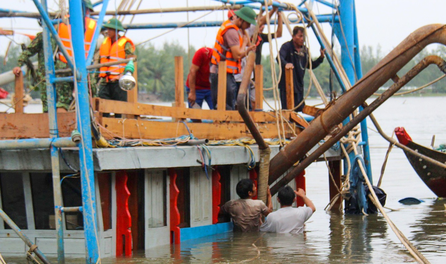 Thi the hai cha con trong tau ca hinh anh