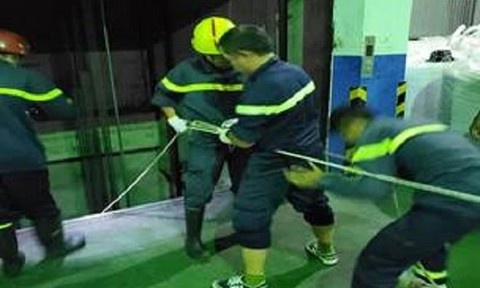 giải cứu người phụ nữ kẹt dưới hố sâu ảnh 1 giai cuu nguoi phu nu ket duoi ho sau anh 1