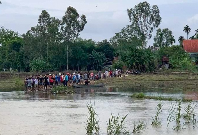 nu sinh lop 7 duoi nuoc anh 1