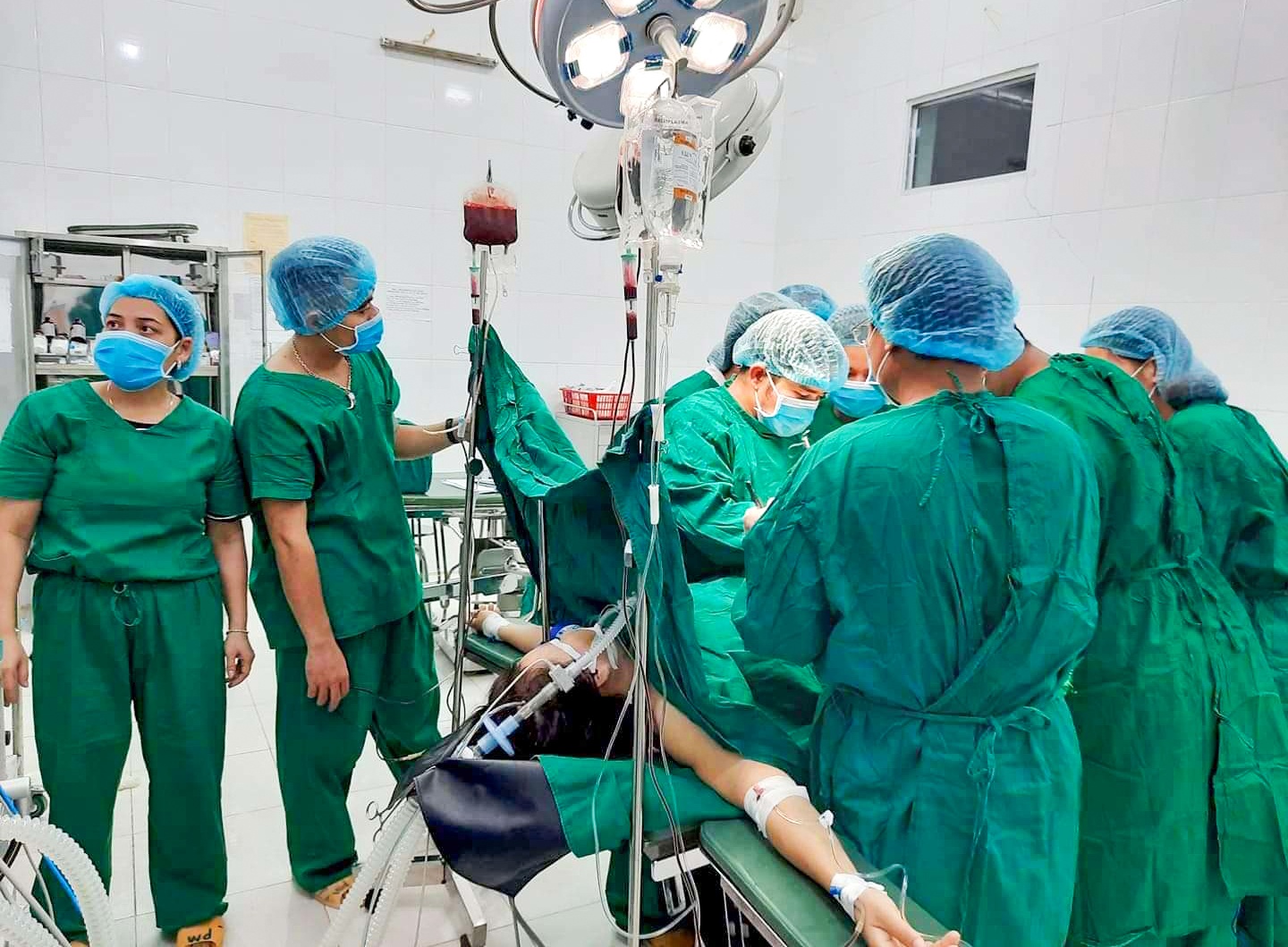 Cuu thai phu mang bau 14 tuan bi vo tu cung hinh anh