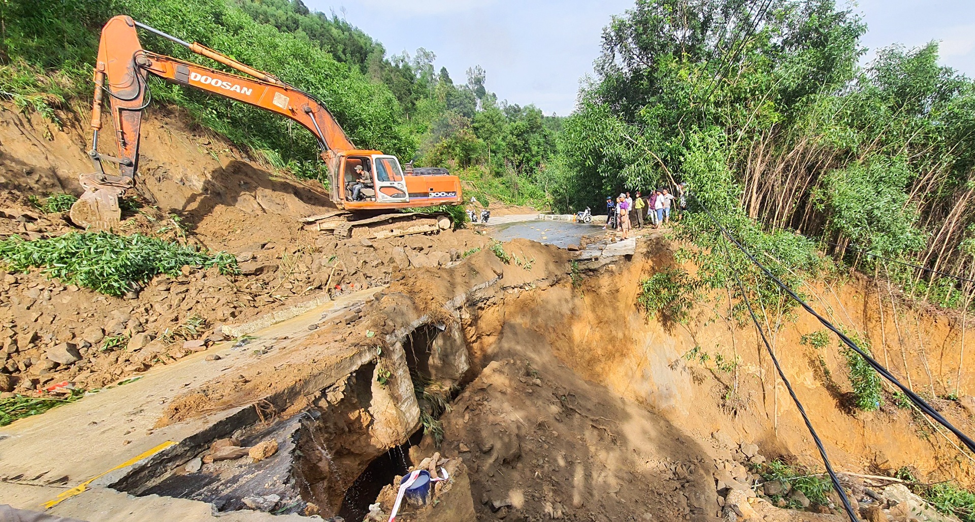 Mua lon, deo Le bi sat lo nhieu doan hinh anh