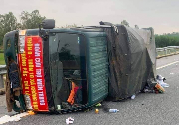 xe tai cuu tro gap tai nan anh 1