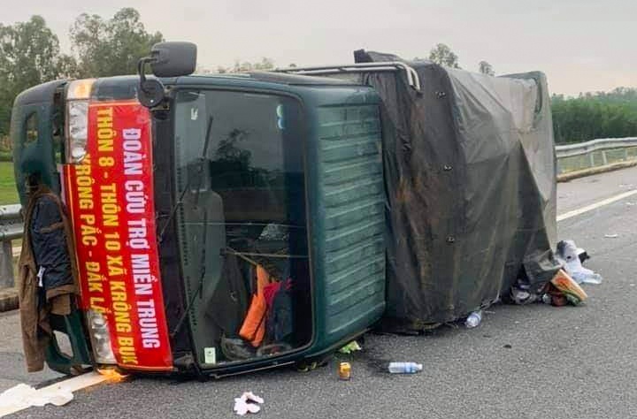 Xe cho hang cuu tro gap nan, tai xe bi thuong nang hinh anh