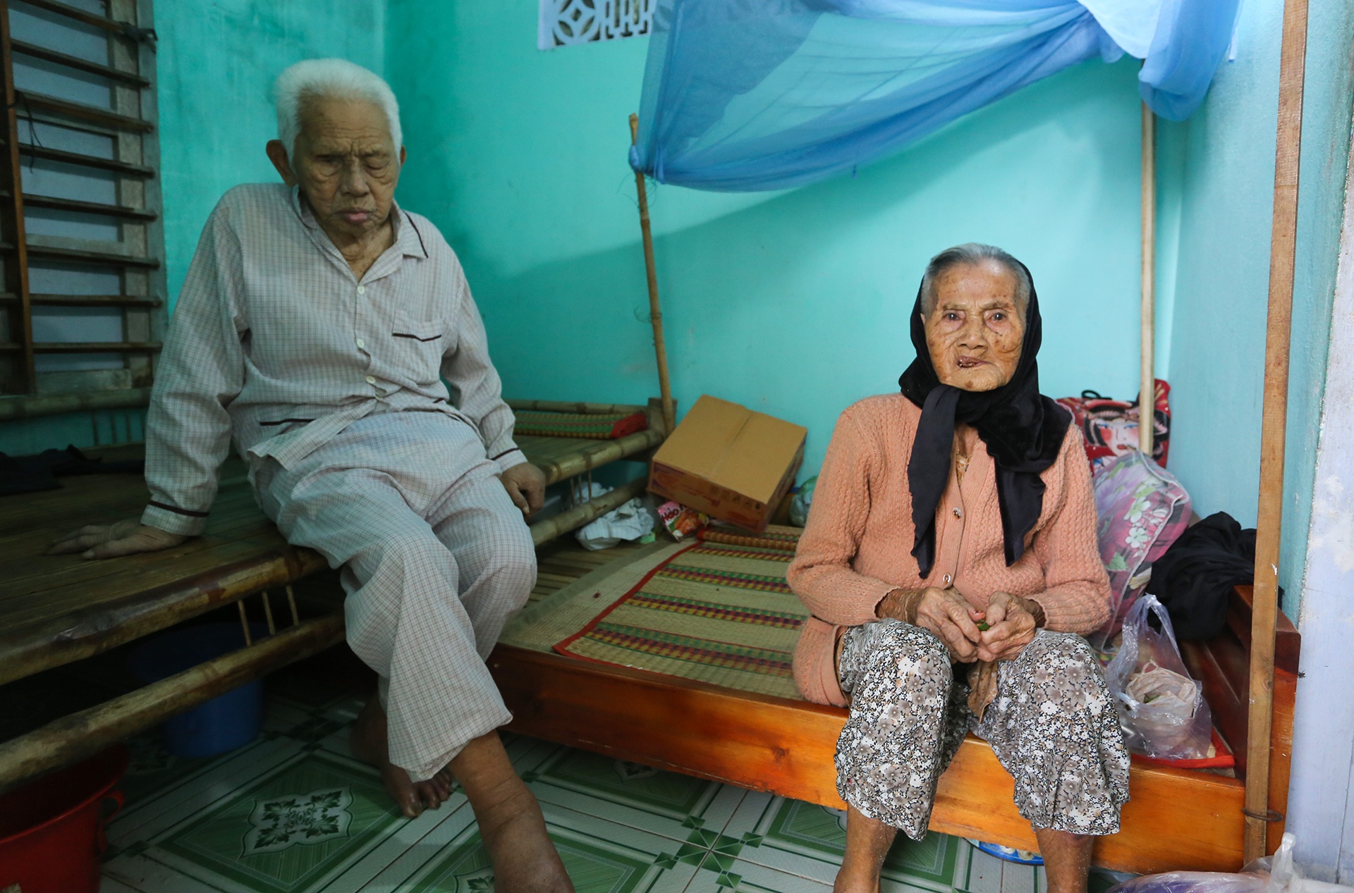 dua nguoi dan di so tan truoc bao so 9 anh 8