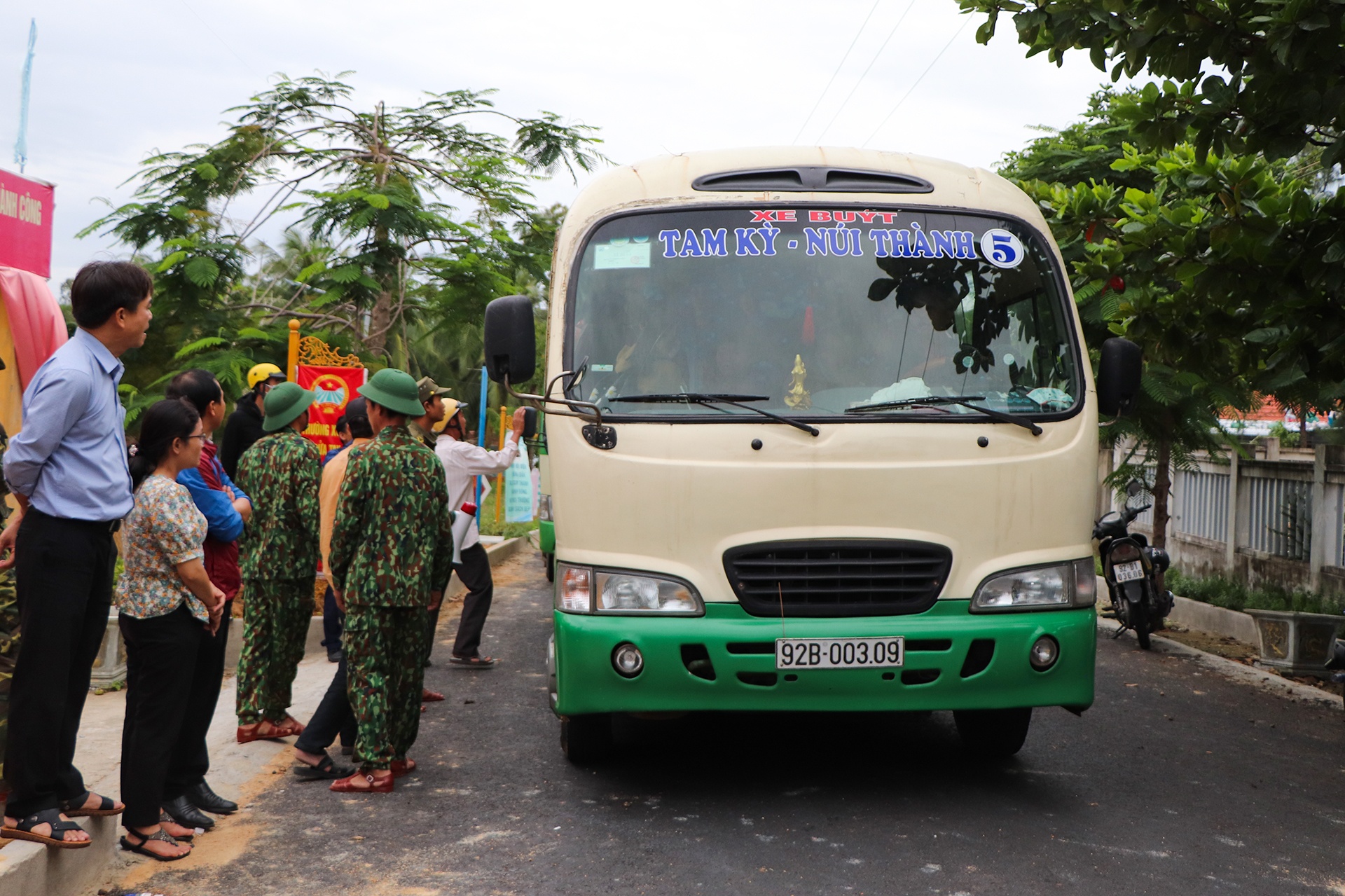 dua nguoi dan di so tan truoc bao so 9 anh 1