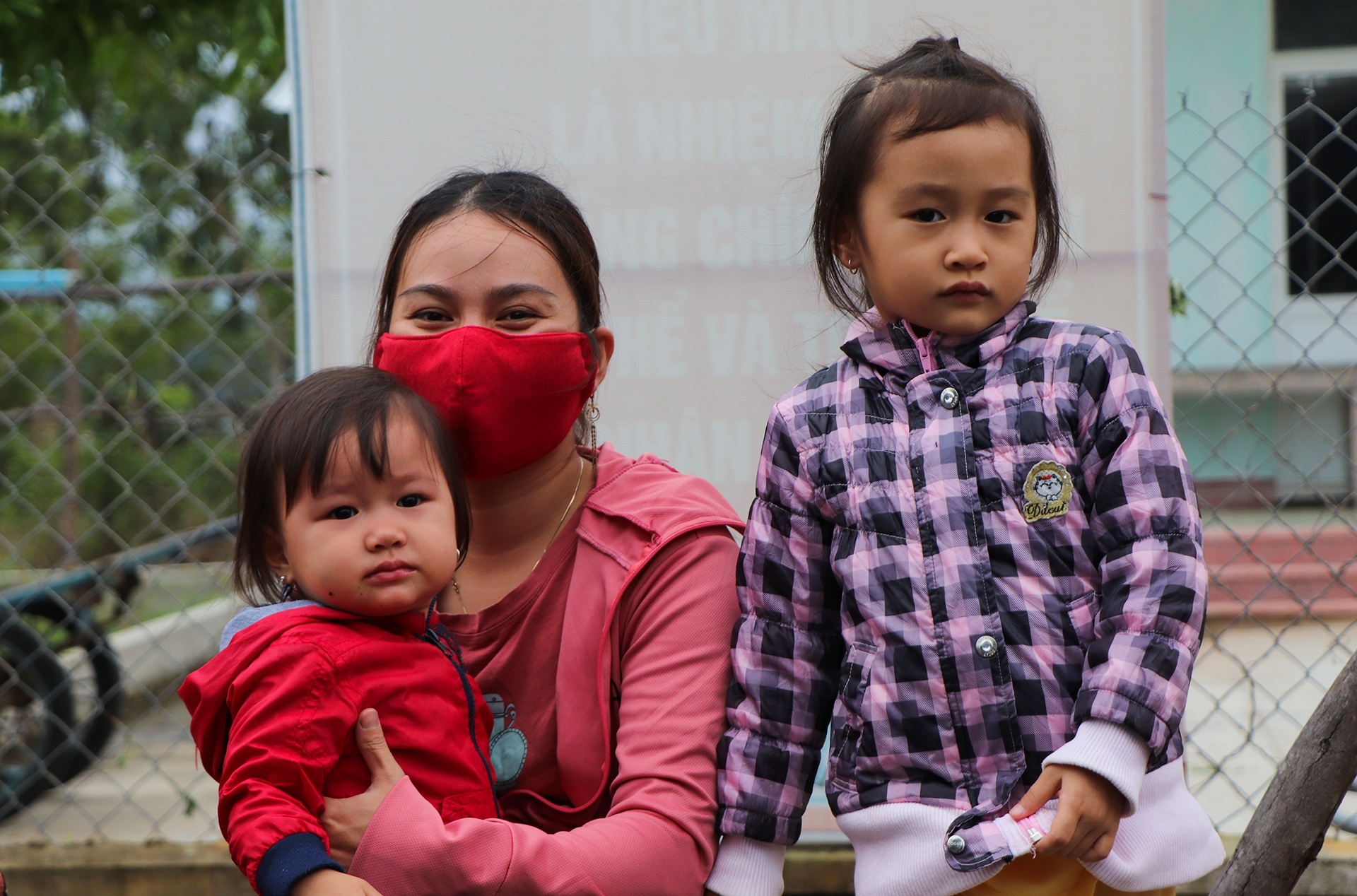 dua nguoi dan di so tan truoc bao so 9 anh 4