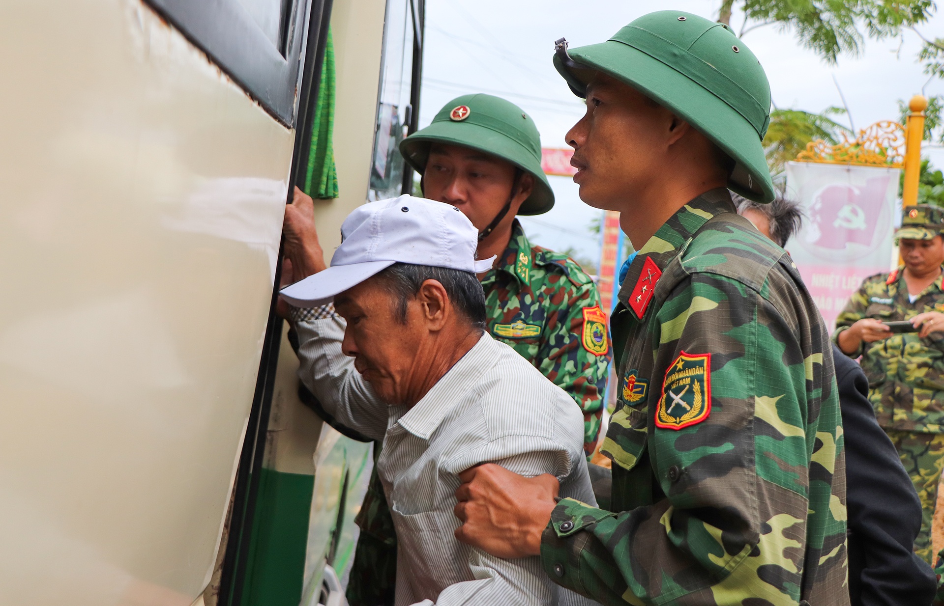 dua nguoi dan di so tan truoc bao so 9 anh 6