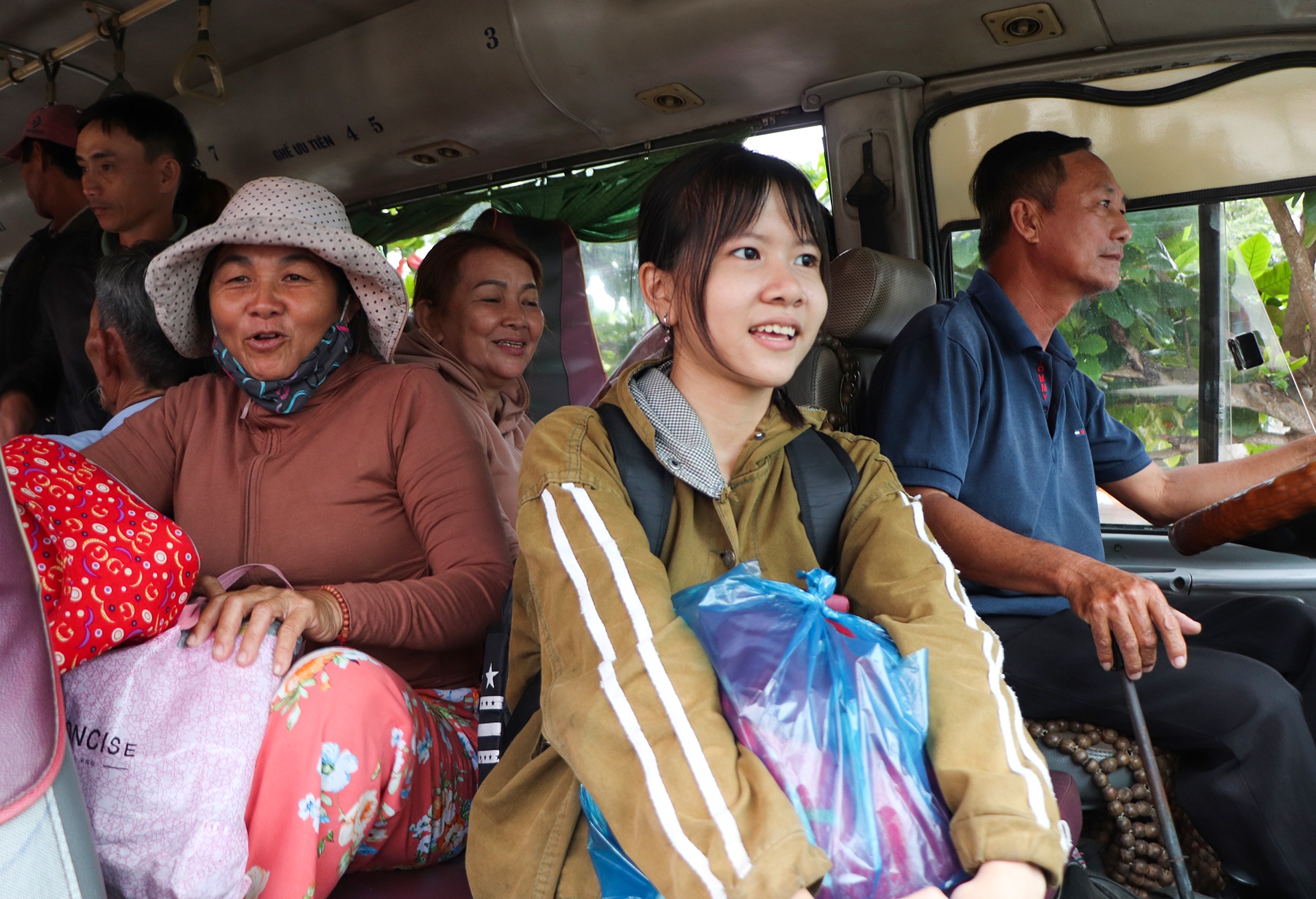 dua nguoi dan di so tan truoc bao so 9 anh 7