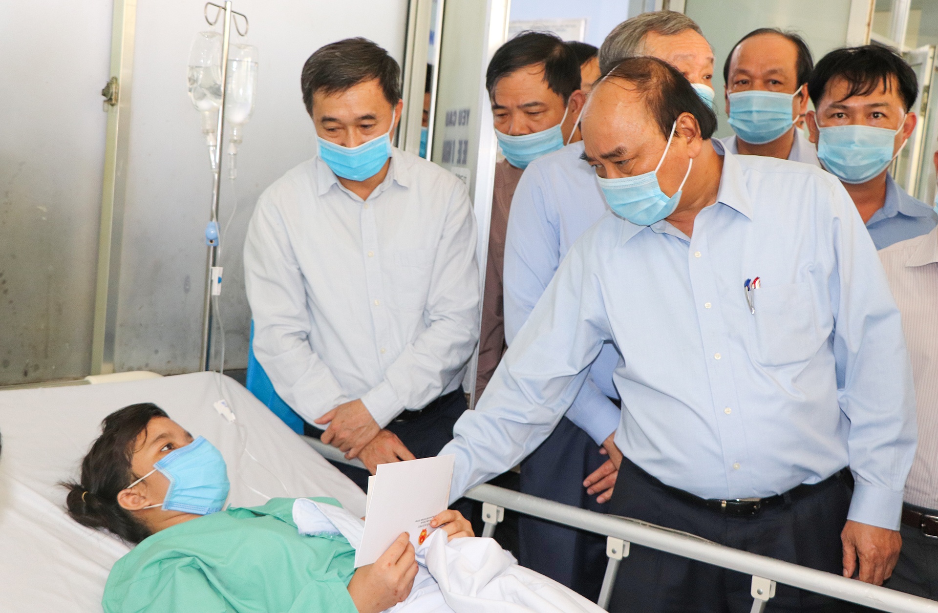 Thu tuong: 'Ho tro moi gia dinh bi sap nha 40 trieu dong' hinh anh