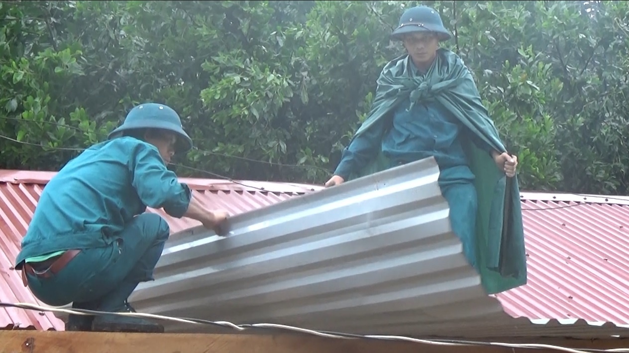 Bo doi giup dan dung nha sau lu hinh anh