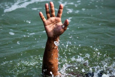 Tha luoi tren song, 2 anh em duoi nuoc hinh anh