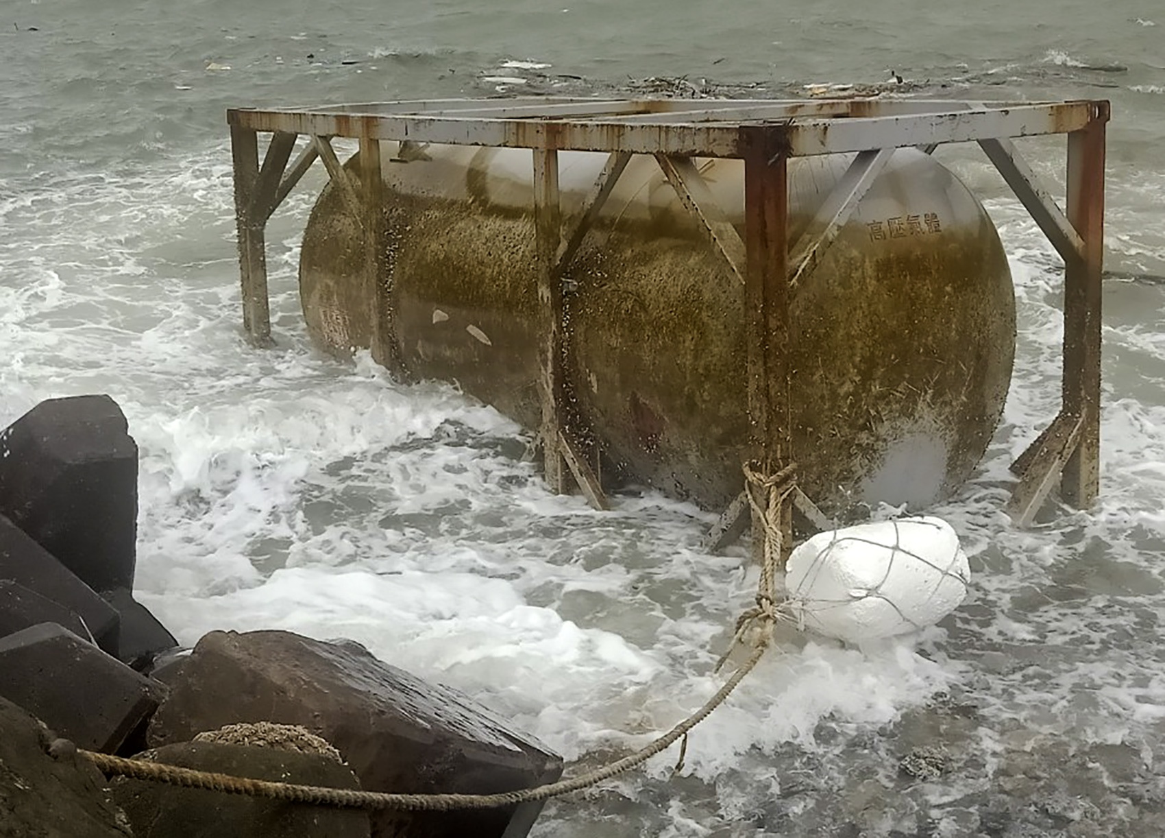 Bon co chu Trung Quoc lien tiep dat vao bo bien Quang Nam, Quang Ngai hinh anh