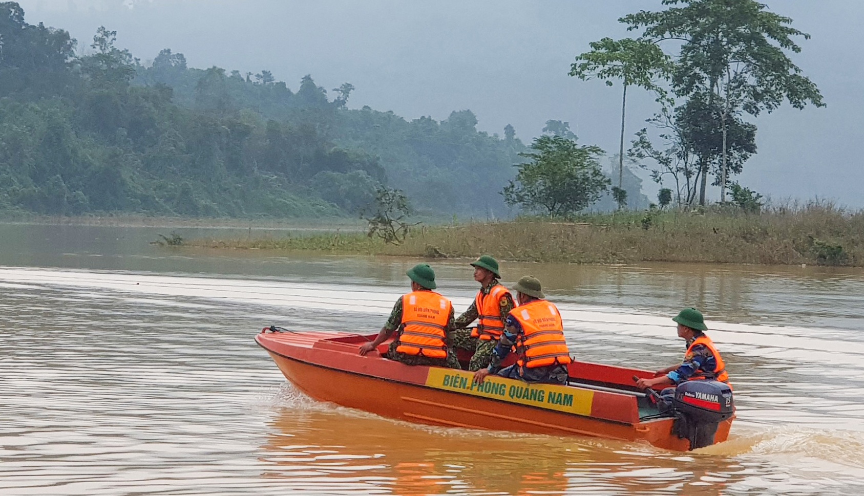 Tiep tuc tim kiem 13 nguoi mat tich trong vu sat lo Tra Leng hinh anh