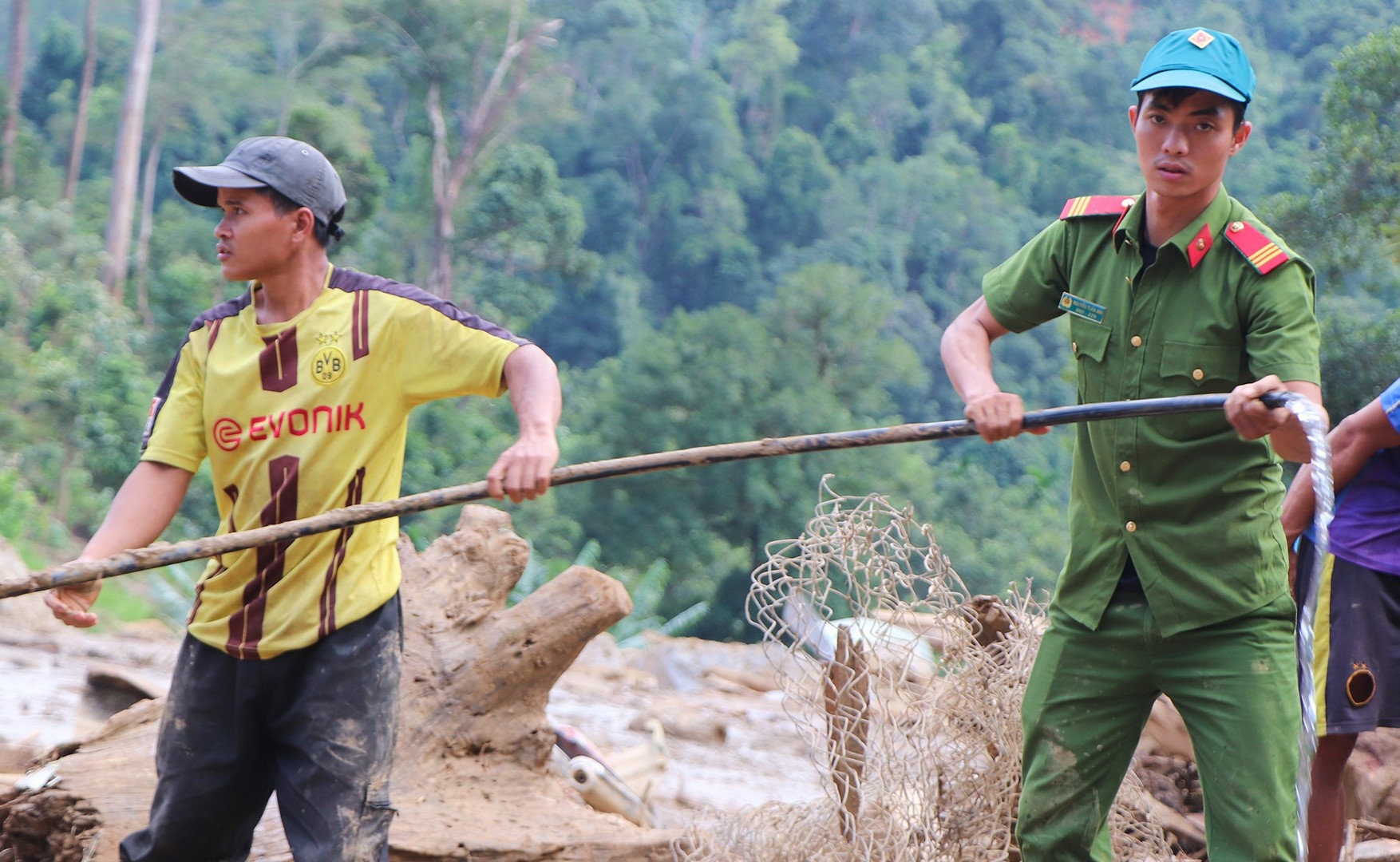 Dung cap treo tim kiem nan nhan mat tich o Tra Leng hinh anh