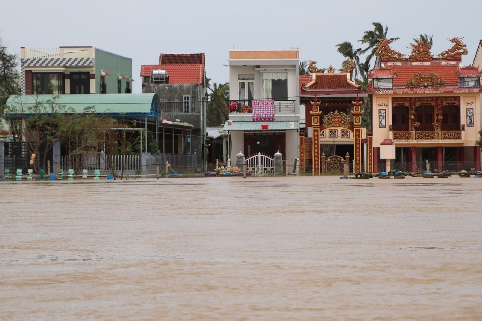 Lu rut cham, hang tram ngoi nha bi ngap hon 1 m hinh anh