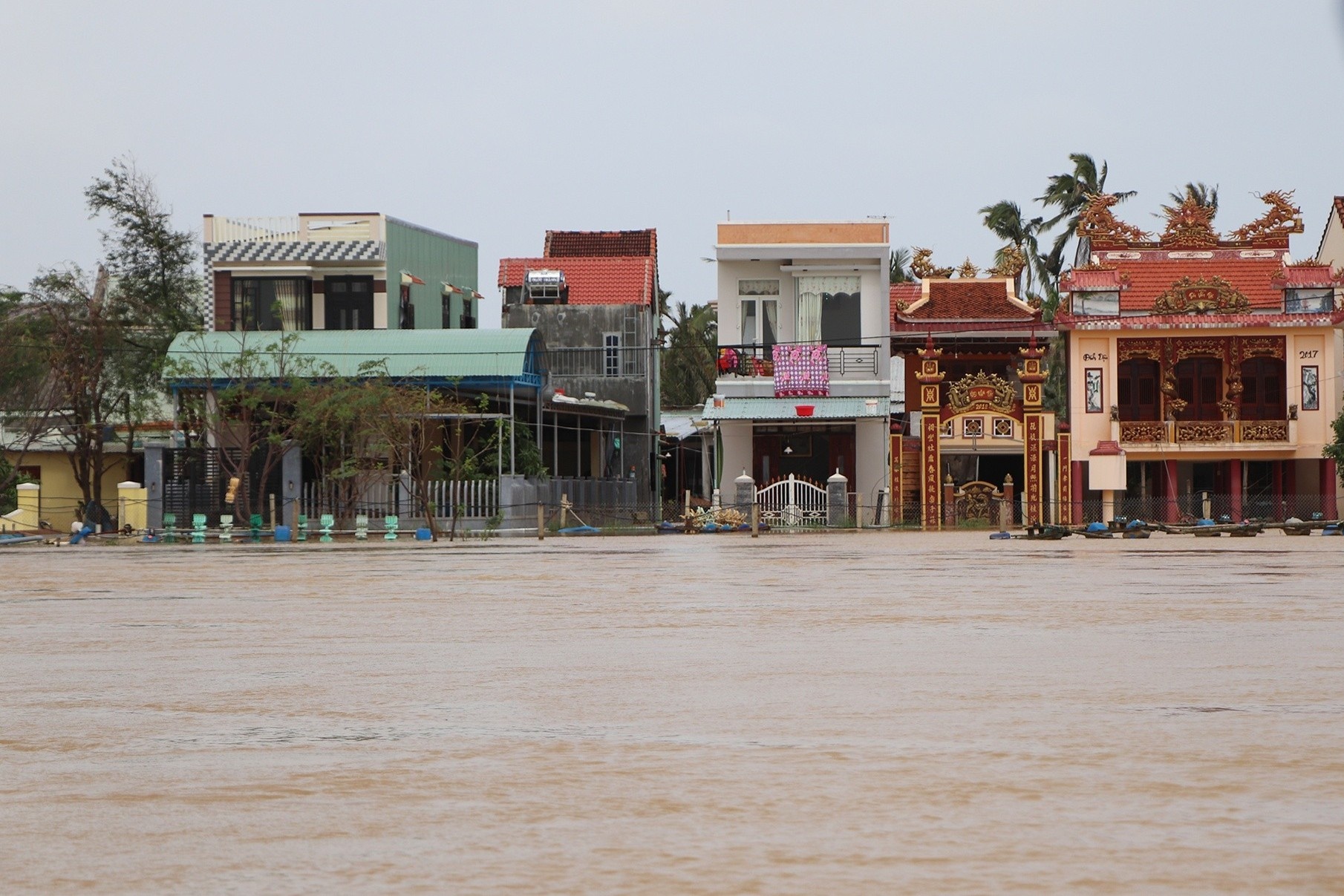 Nha dan ngap sau hon 1 m do lu anh 1