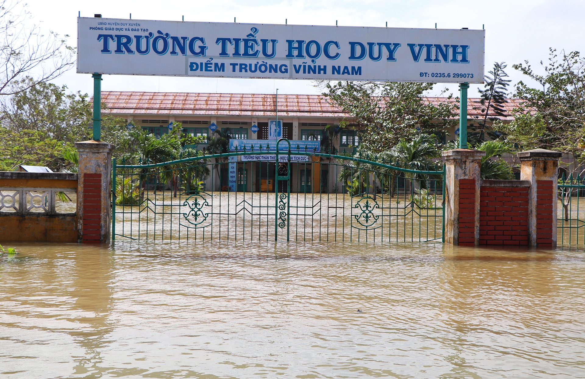 Nha dan ngap sau hon 1 m do lu anh 2