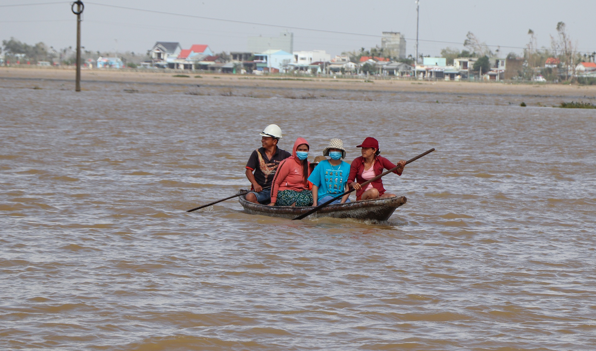 Nha dan ngap sau hon 1 m do lu anh 7