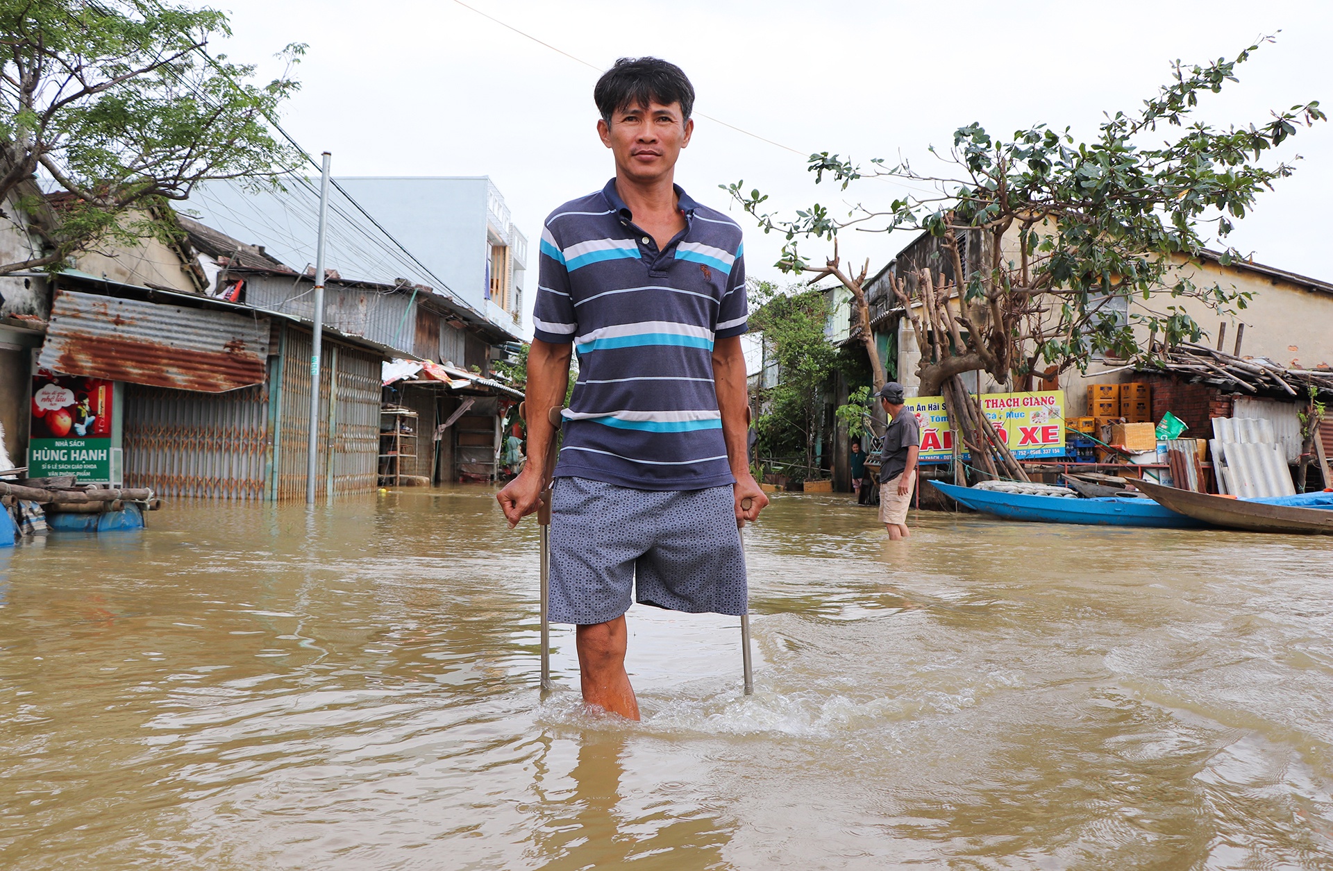 Nha dan ngap sau hon 1 m do lu anh 6