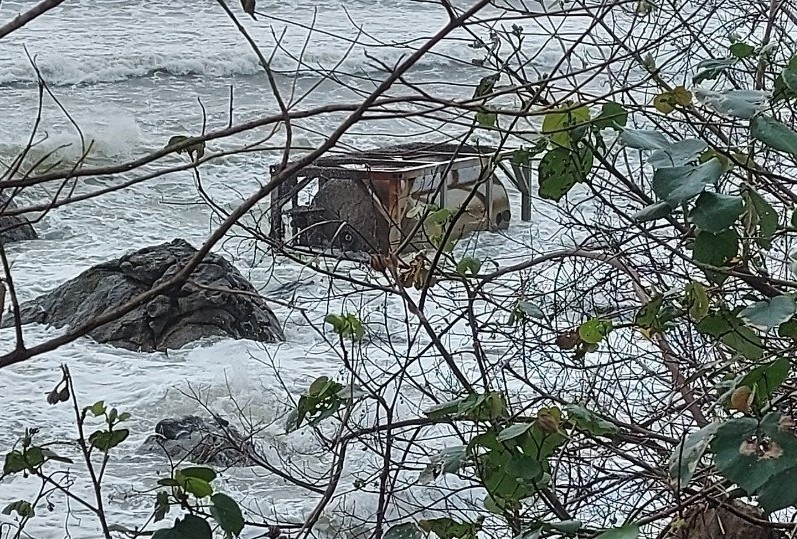 bon hoa chat dat vao bien Quang Nam anh 1