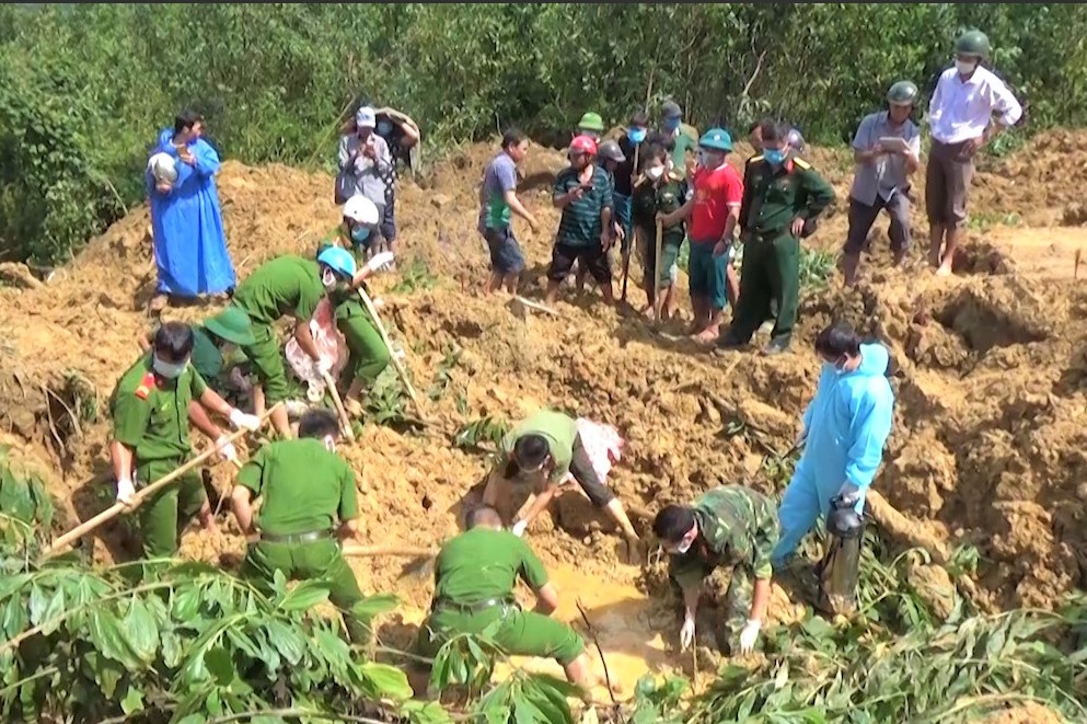 Dung tay boi tim thi the nan nhan vu sat lo o Quang Nam hinh anh