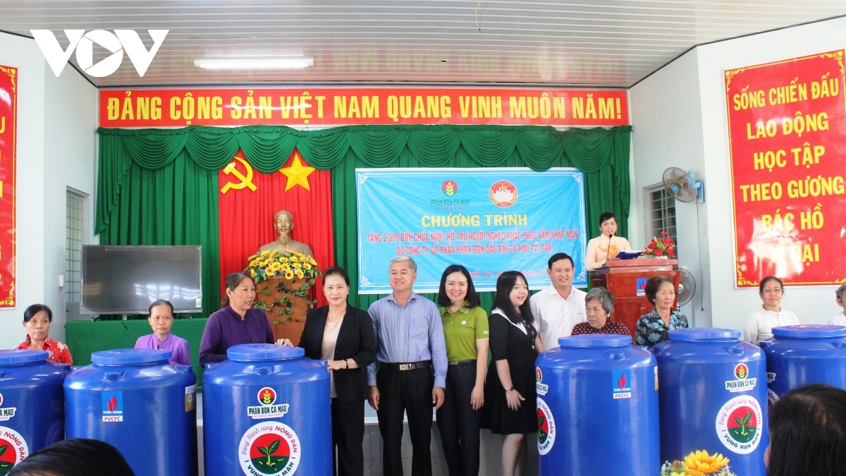 Chu tich quoc hoi trao qua anh 1