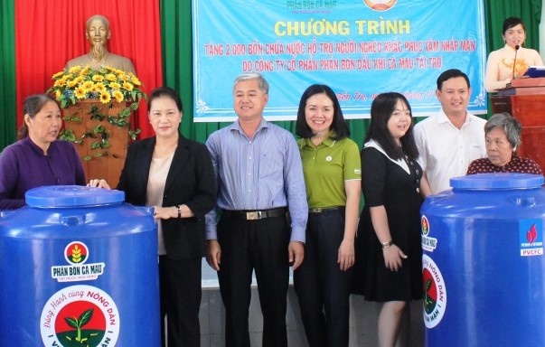Chu tich Quoc hoi trao 2.000 bon chua nuoc cho nguoi dan Ben Tre hinh anh