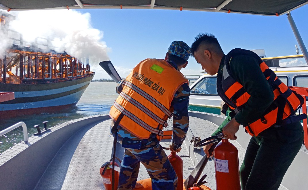 Tau chay giua bien, 18 nguoi thoat chet hinh anh