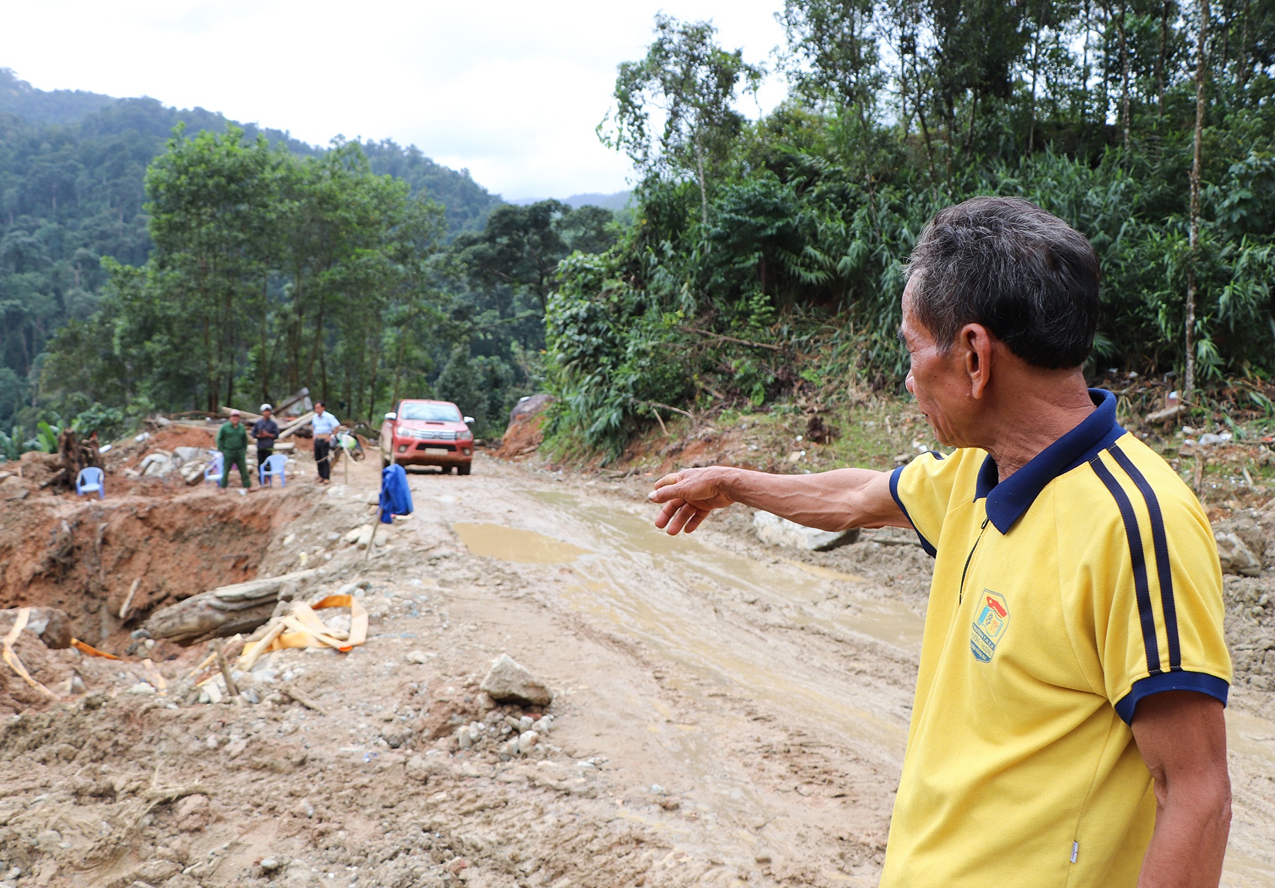 Nguoi than nan nhan tuc truc o khu vuc sat lo Tra Leng hinh anh