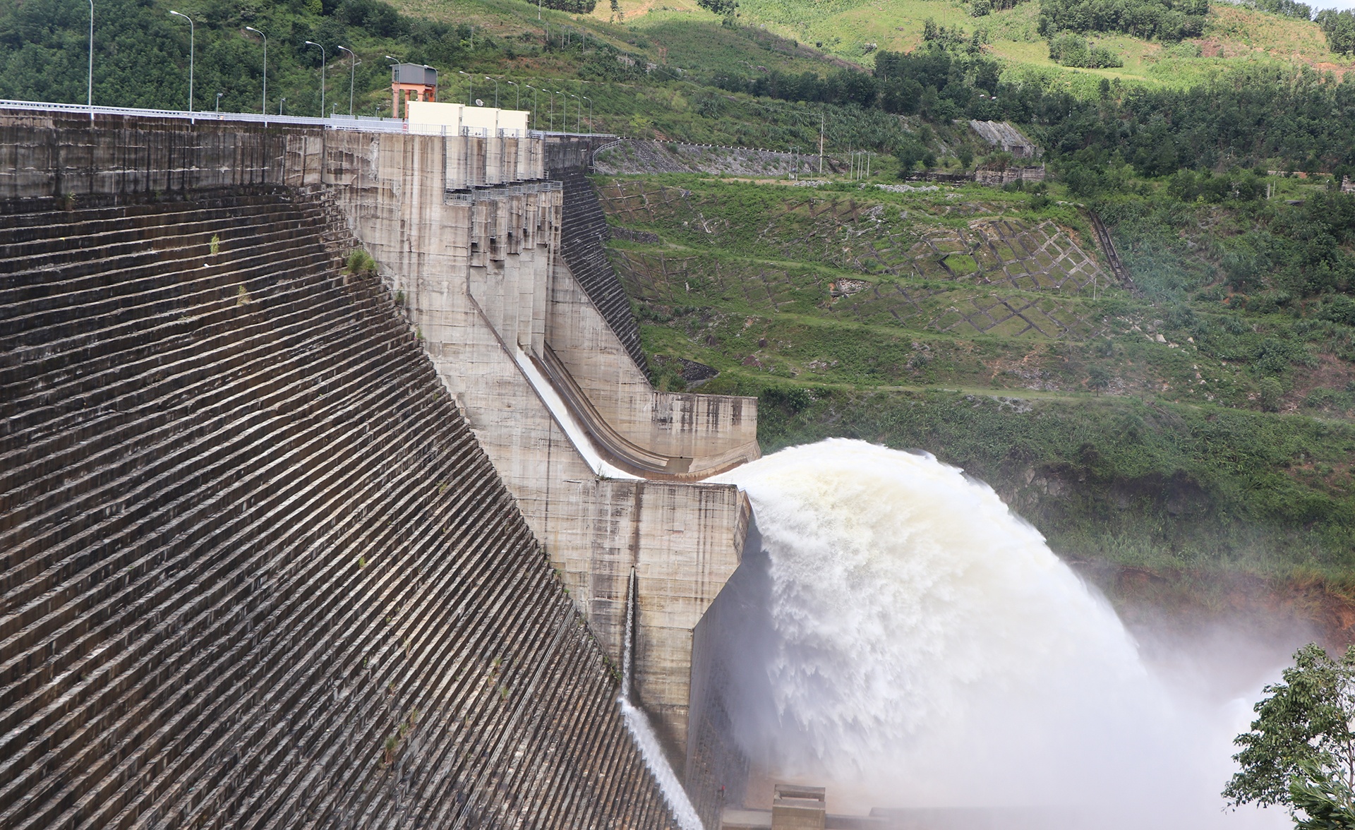 Quang Nam cho thue dat lam thuy dien anh 1