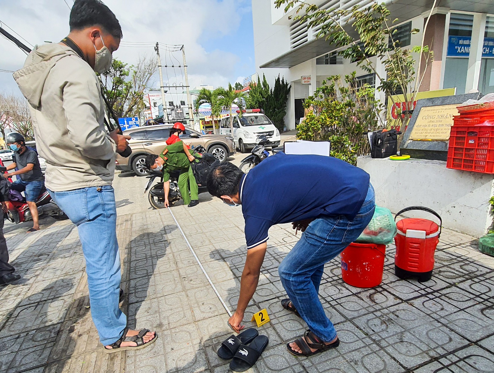 bảo vệ bệnh viện bị đâm ảnh 1 bao ve benh vien bi dam anh 1
