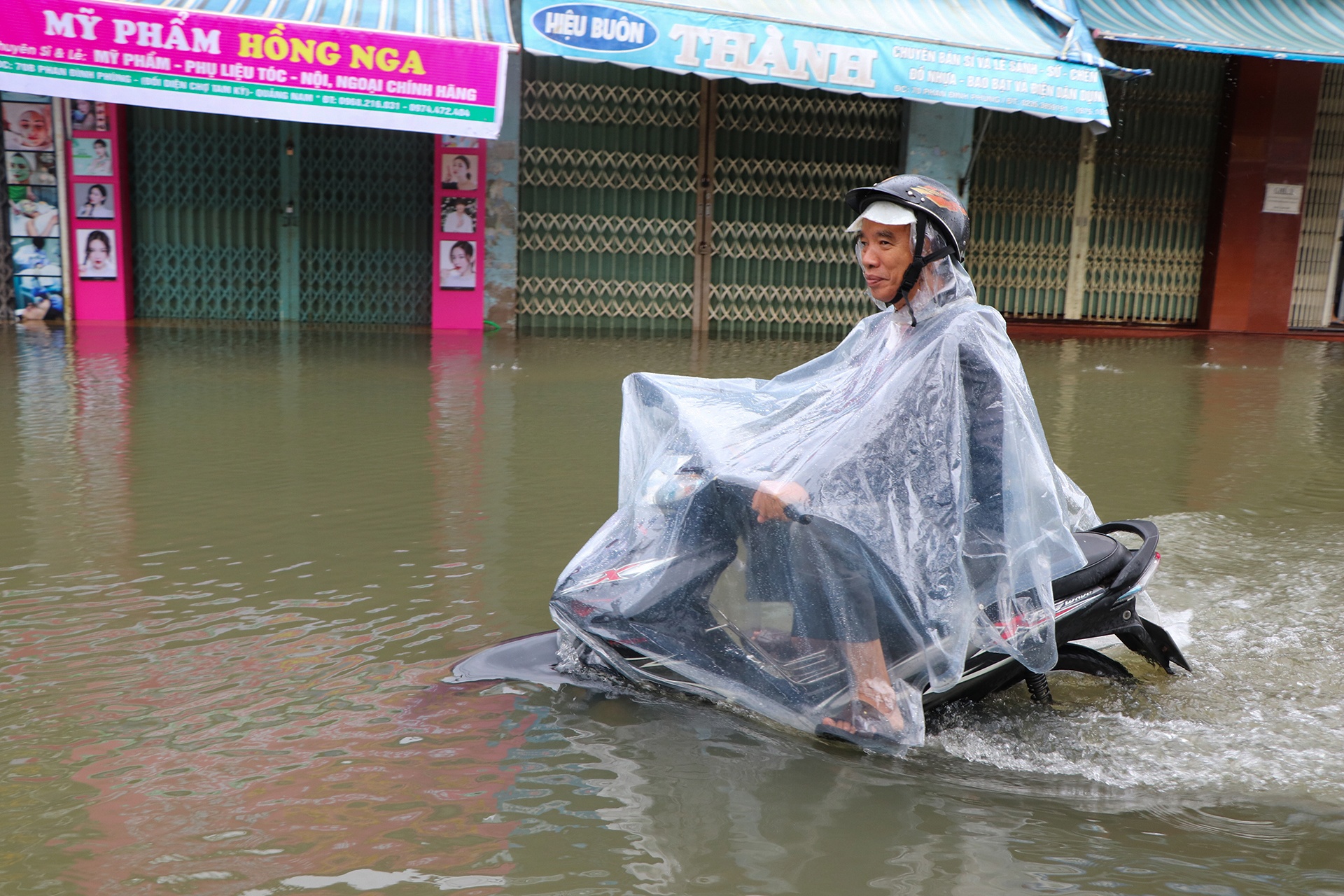 Mua lon, trung tam Tam Ky ngap sau hon 1 m hinh anh