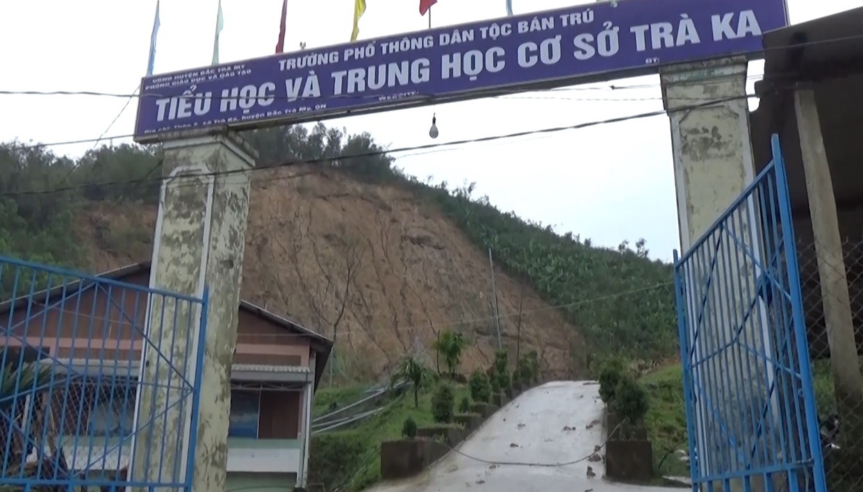 Di doi hoc sinh den tru so UBND xa vi so sat lo hinh anh