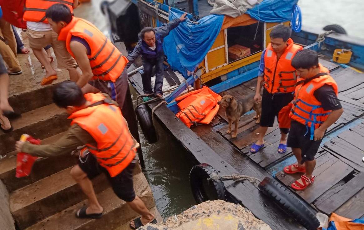 Tau cho 2.250 tan xi mang bi chim, 10 nguoi thoat chet hinh anh