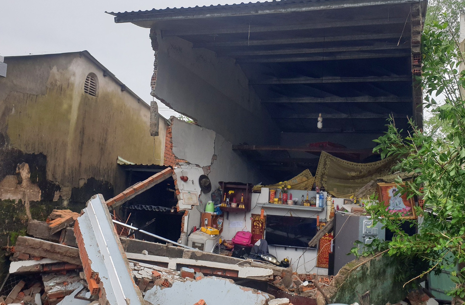 Xe container tong 7 nha dan tren quoc lo 1 hinh anh