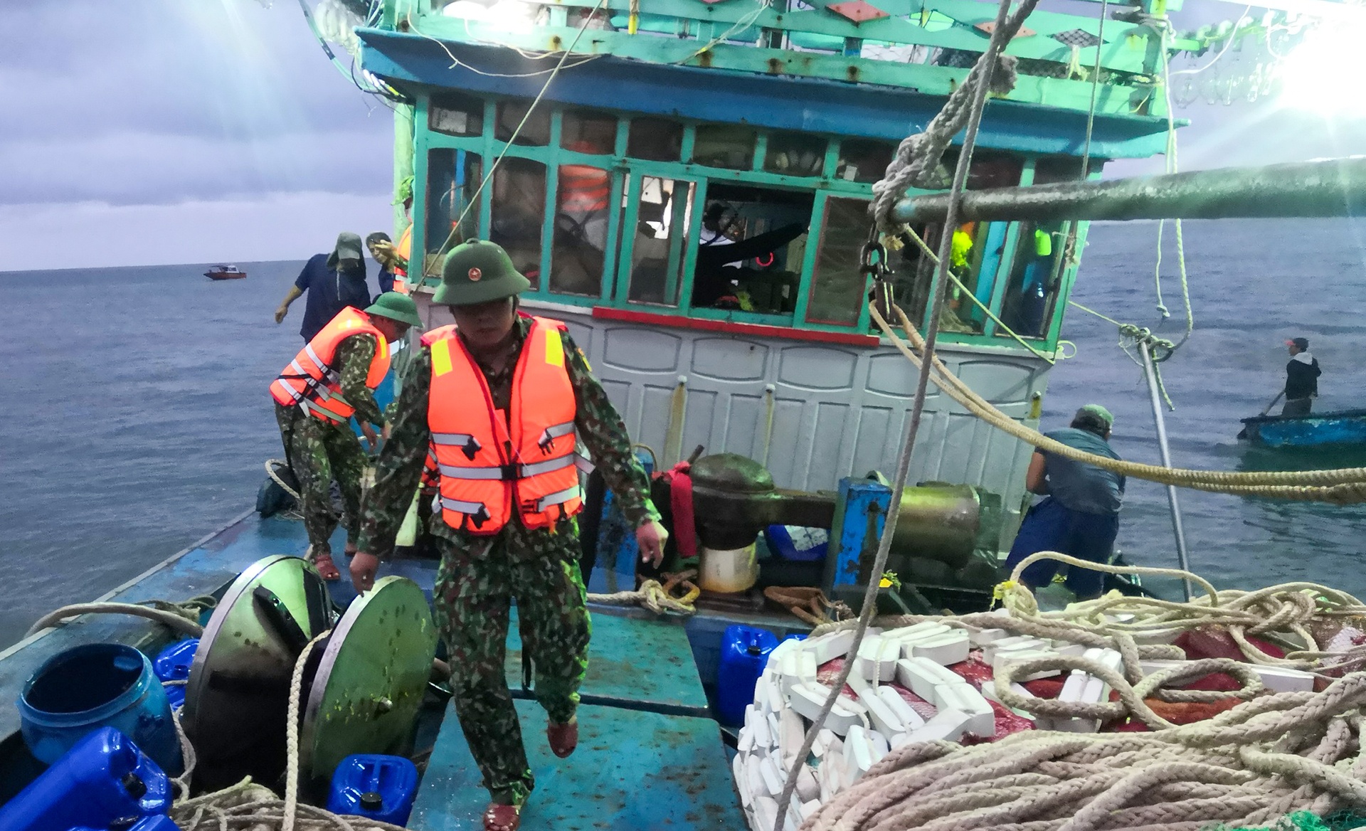 Cuu 12 ngu dan gap nan tren bien Cu Lao Cham hinh anh