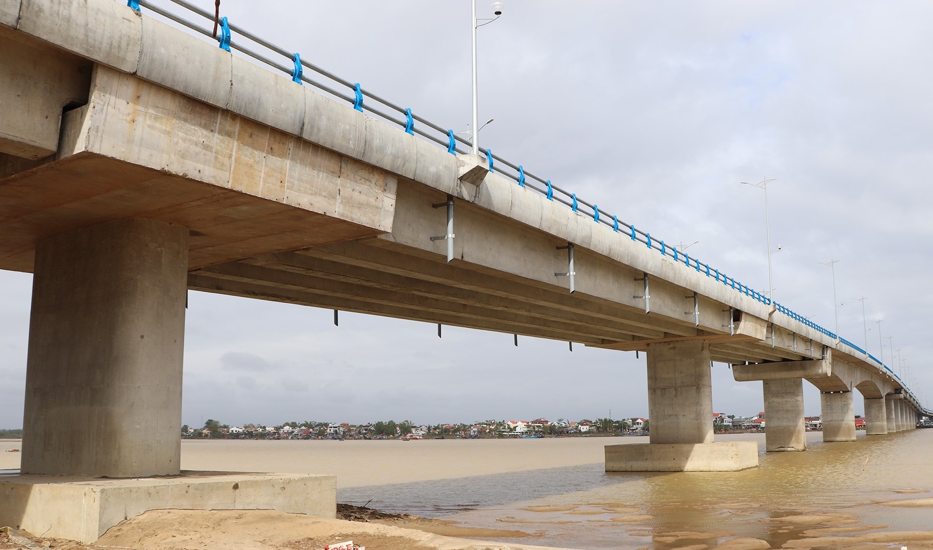 Cau 240 ty chua the luu thong vi khong co duong dan hinh anh