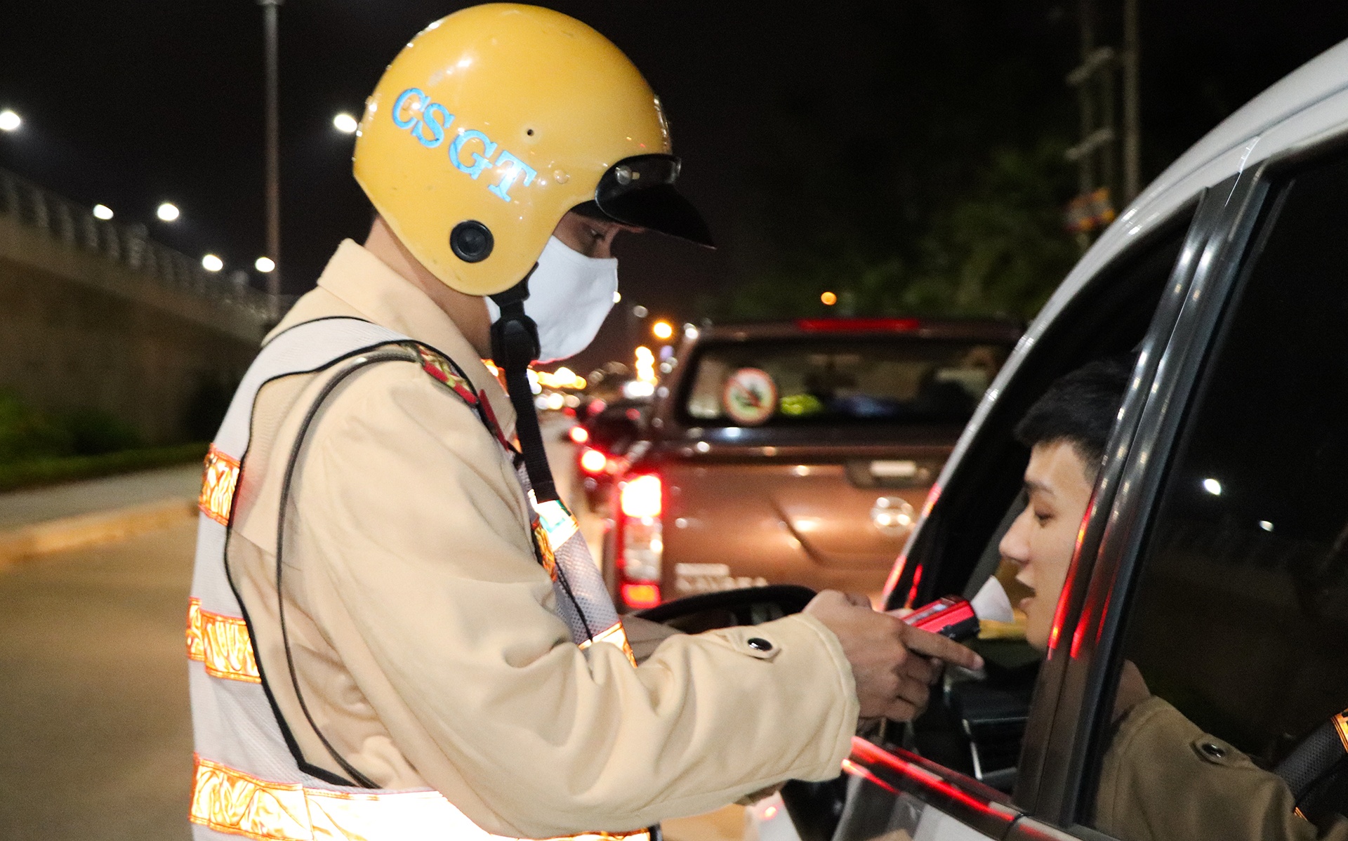 Tai xe bi phat 7 trieu dong vi uong bia truoc khi lai xe hinh anh