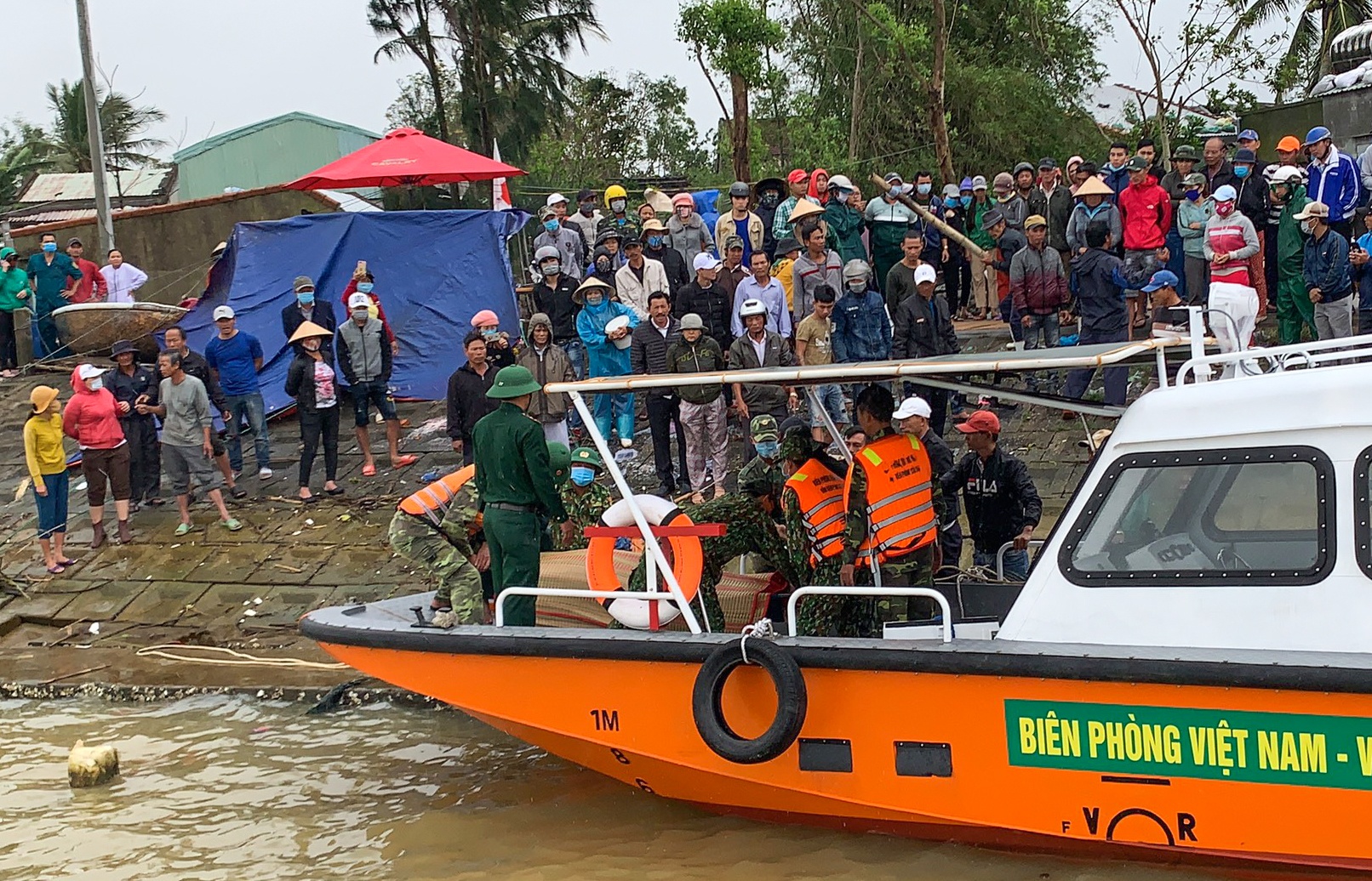 Hai anh em bi duoi nuoc khi di danh ca hinh anh