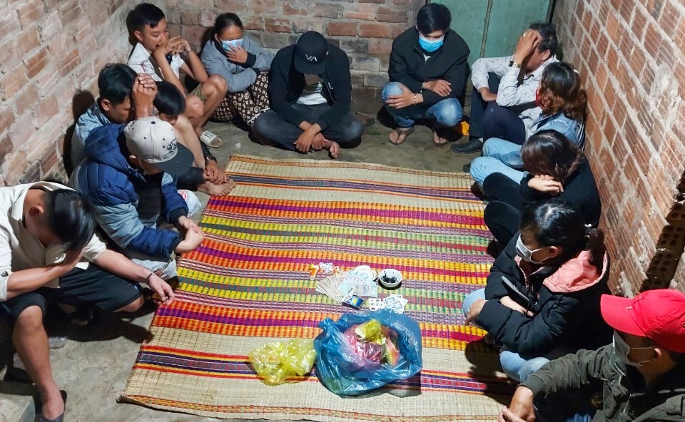 20 canh sat bat qua tang 13 nguoi choi xoc dia hinh anh