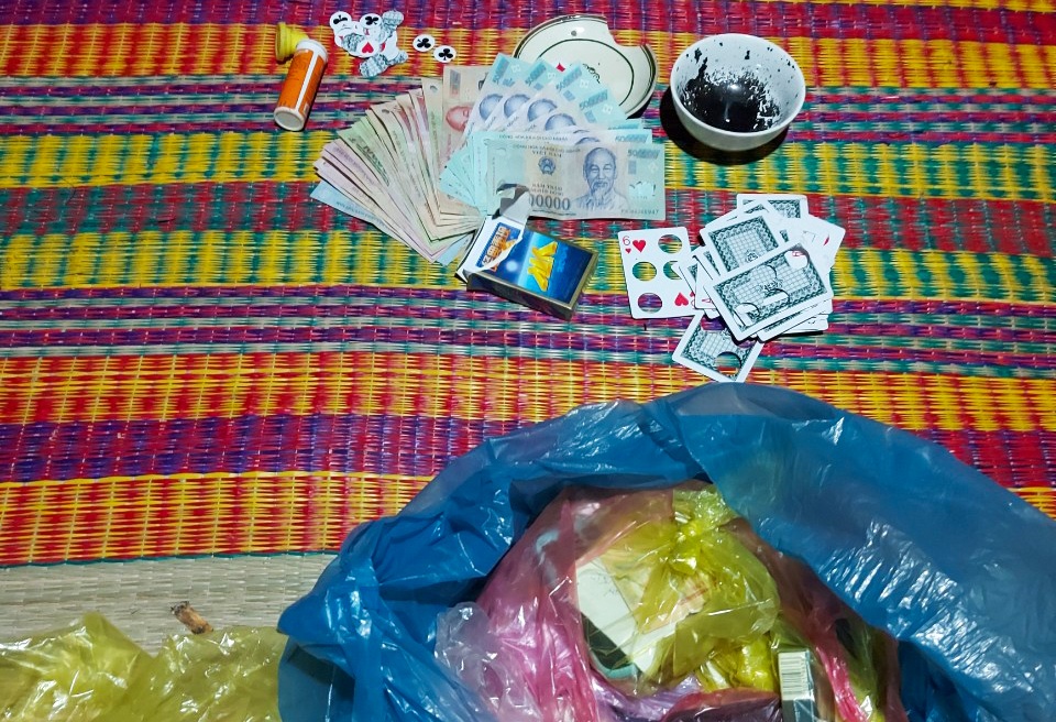 bắt quả tang 13 người chơi xóc đĩa ảnh 1 bat qua tang 13 nguoi choi xoc dia anh 1