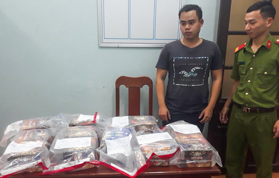 Nam thanh nien mua phao hoa ve ban Tet kiem loi hinh anh