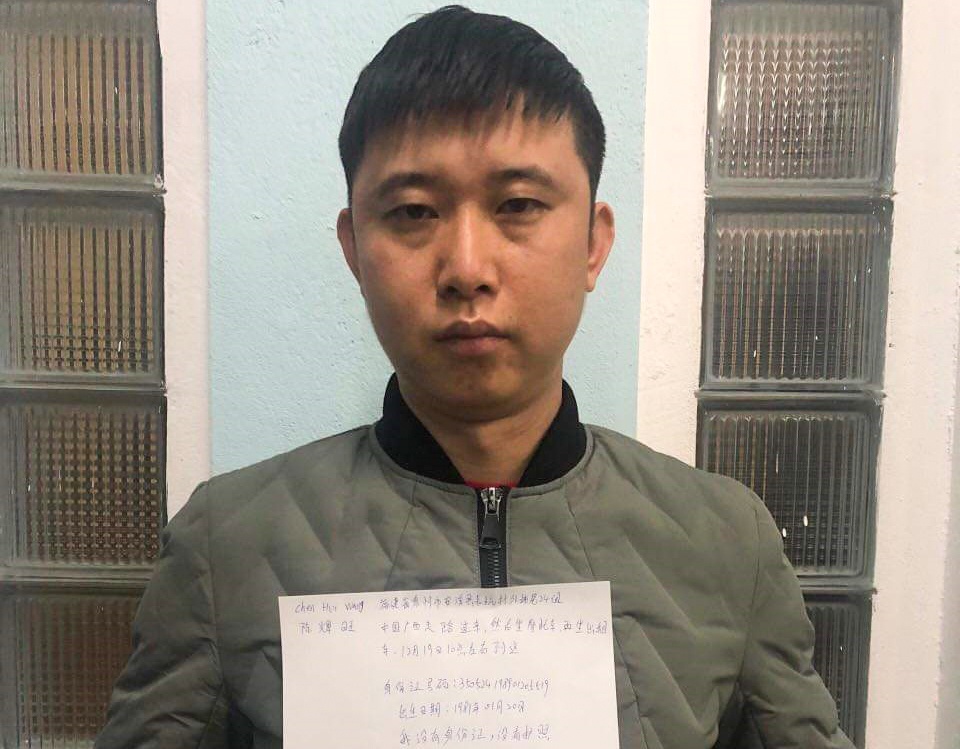 Oto cho 6 nguoi Trung Quoc vao Quang Ngai hinh anh