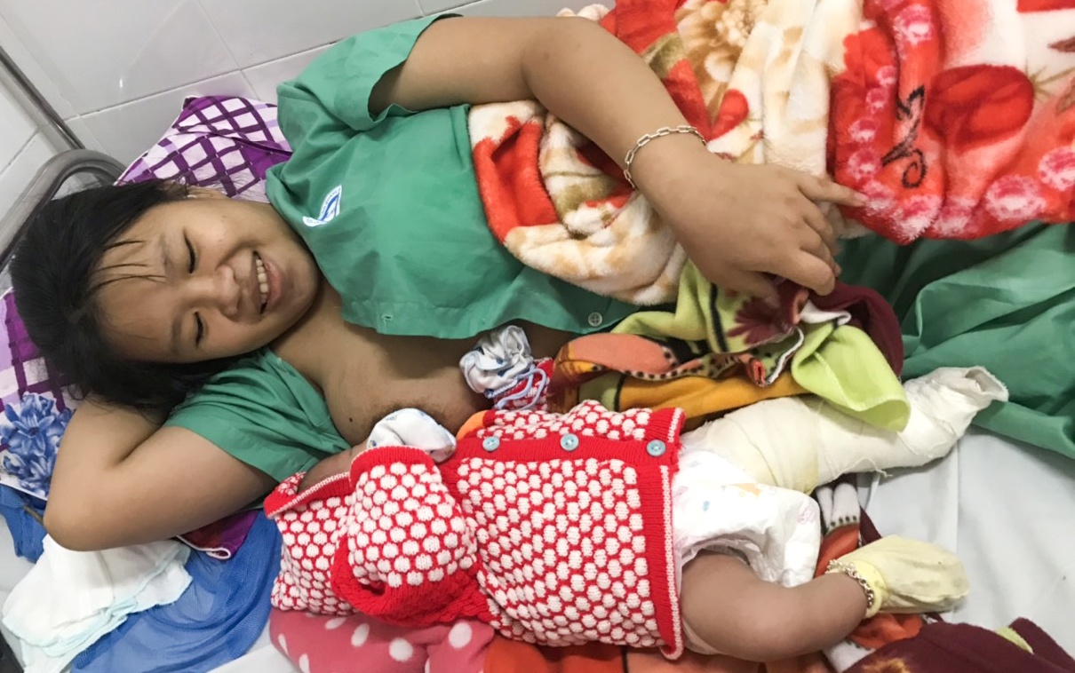 Be trai gay xuong dui khi sinh mo hinh anh