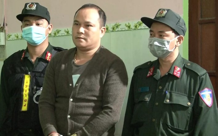 Canh sat kham noi o cua ke danh cong nhan thu gom rac hinh anh