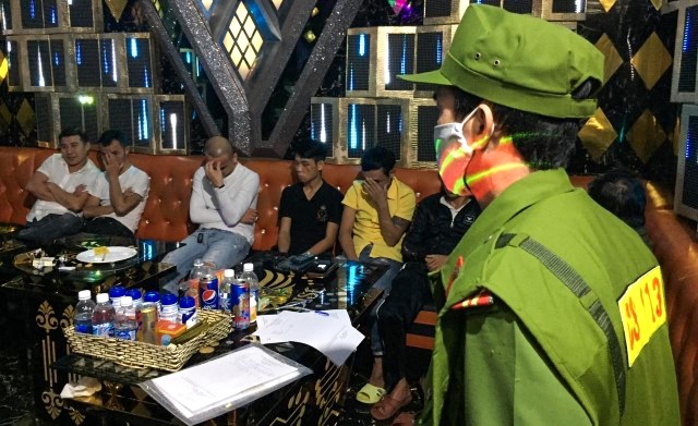 Canh sat dot kich quan karaoke co 27 nguoi phe ma tuy hinh anh